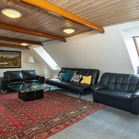 10 Person In Karby-by Traum