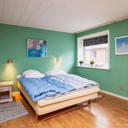10 Person In Karby-by Traum *