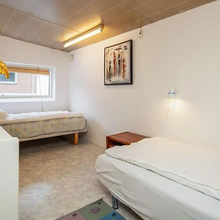 10 Person In Karby-by Traum